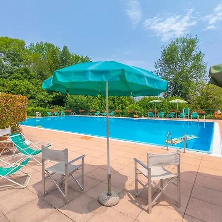 Hébergement de vacances La Parusciola Pool Residence *